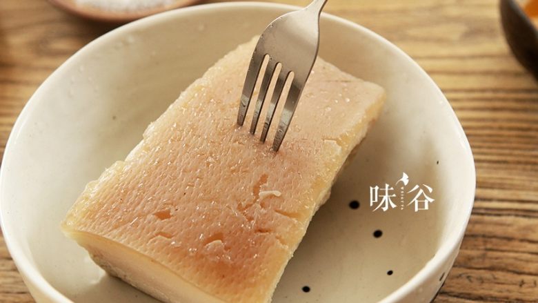 粉葛蒸扣肉,把肉晾凉后,用厨房纸吸干表面的水,用叉子在肉皮表面戳些小洞;
