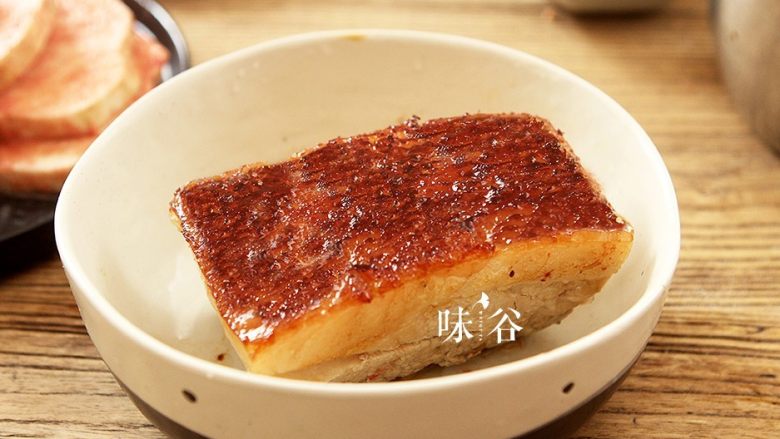 粉葛蒸扣肉,炸好后捞出晾凉;