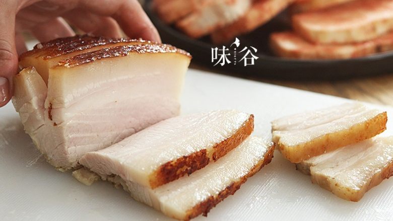 粉葛蒸扣肉,晾凉后切片,每块肉切成一厘米厚左右;