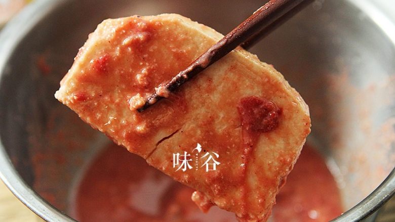 粉葛蒸扣肉,粉葛去皮后切成一厘米的片,把切好片的粉葛每一片都均匀的沾上南乳汁;