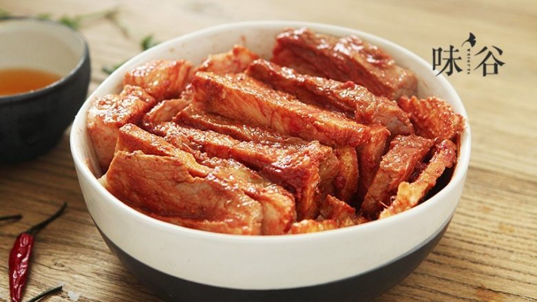 粉葛蒸扣肉,排好后把刚才的南乳汁倒在面上;
