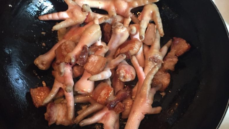 凤爪红烧肉,另起锅倒油,放入生姜,辣椒,蒜炒香,(这一步忘记拍照了),倒入凤爪,五花肉煸炒