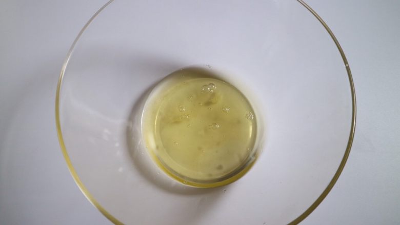 日式泡芙蛋糕卷,接着打发蛋白霜,细砂糖分三次加入
