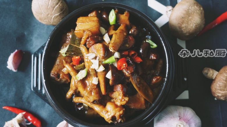 凤爪红烧肉,出锅装盘,我用的砂锅盛放,这是我的一个习惯,每次烧好红烧肉都是放在砂锅,一是保温,二来经过砂锅的焖煮味道会更加入味。