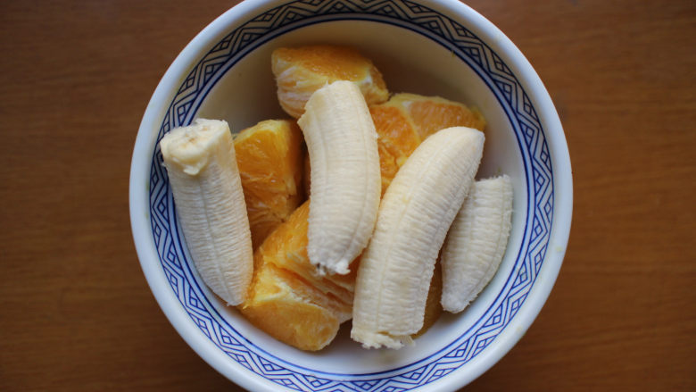 5款瘦身养颜果汁食谱拿走,立马让你变苗,<a style='color:red;display:inline-block;' href='/shicai/ 610'>香蕉</a>柳橙去皮切块