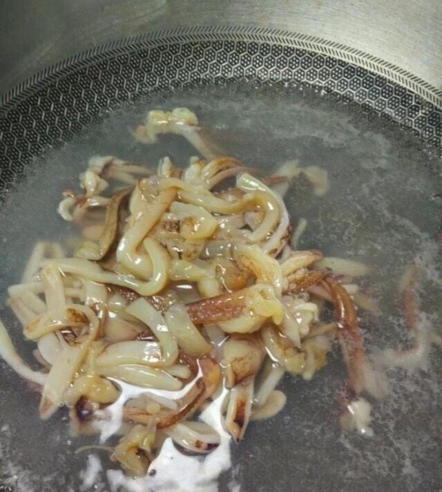 香酥鱿鱼,锅中加入水烧开,下入鱿鱼煮三十秒,捞出用凉水冲洗然后控干水分