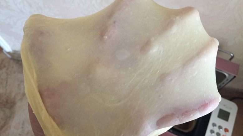 香葱肉松面包,揉20分钟左右,拉出薄膜即可。