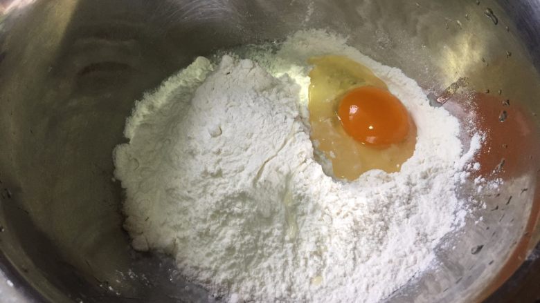 葱香芝士卷饼,然后,再把鸡蛋打入到面粉中;