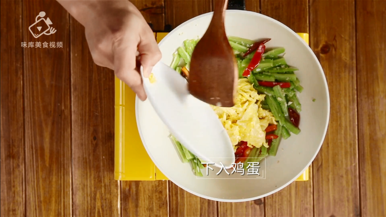 苦瓜炒鸡蛋,夏季最解暑的快手菜,最后倒入炒好的鸡蛋