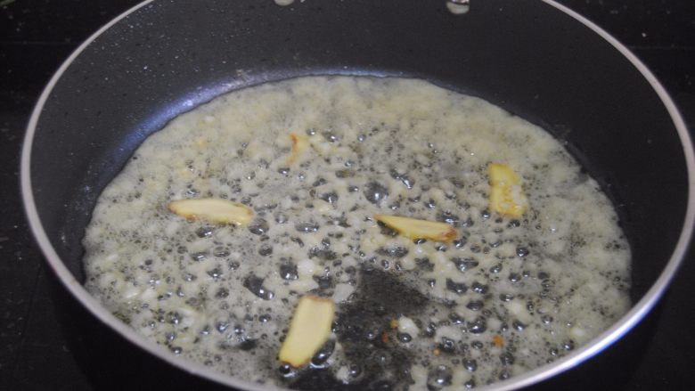 啤酒鲟龙鱼,热锅,放入适量的油