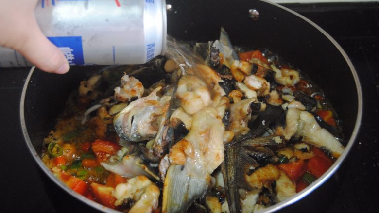 啤酒鲟龙鱼,倒入<a style='color:red;display:inline-block;' href='/shicai/ 897'>啤酒</a>,加入盐调味,盖住焖5分钟入味