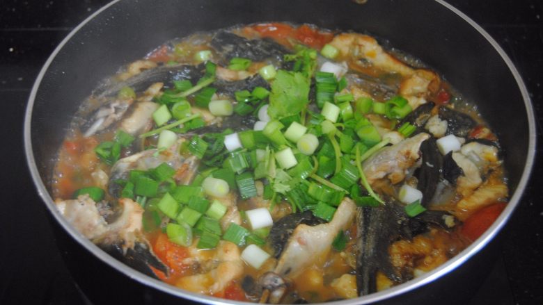 啤酒鲟龙鱼,最后倒入<a style='color:red;display:inline-block;' href='/shicai/ 3349'>蒜苗</a>翻匀即可出锅,非常的香辣好吃~