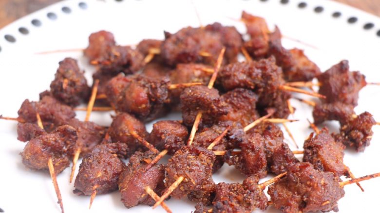 孜然牙签羊肉(空气炸锅无油版),炸好的羊肉,嫩滑鲜香!
