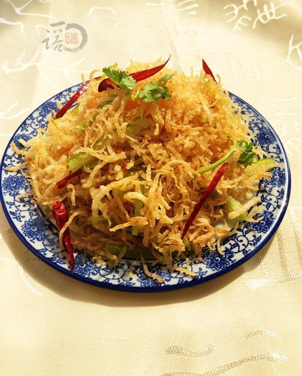 灯影土豆丝,趁热撒精盐，将青椒丝、香菜丝、干红椒丝一起搅拌均匀即可
