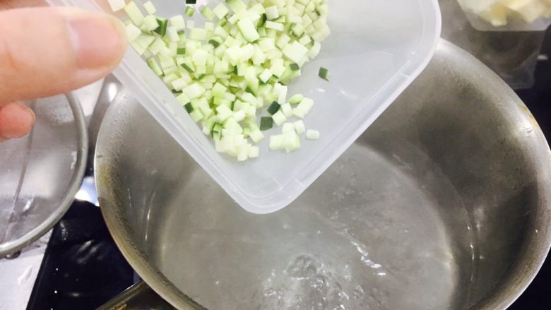 核桃意式烩饭,倒入西葫芦,煮会,撩出,放入冰水中