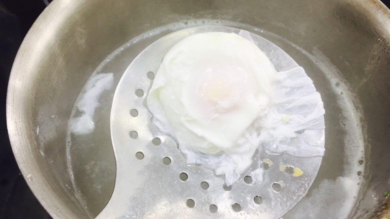 核桃意式烩饭,两分钟后,撩起,放入冰水中,一会撩出。