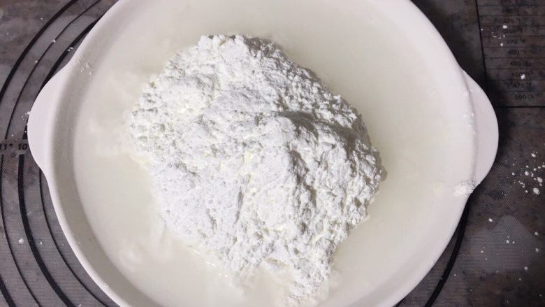 咸蛋黄肉松麻薯面包,面团发酵过程制作内馅。将麻薯材料除去黄油,一起称好。
