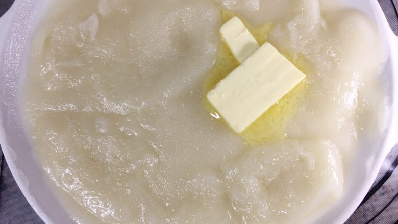 咸蛋黄肉松麻薯面包,蒸好的麻薯趁热加入黄油,揉均匀,超级无敌的烫,要有心理准备哈。