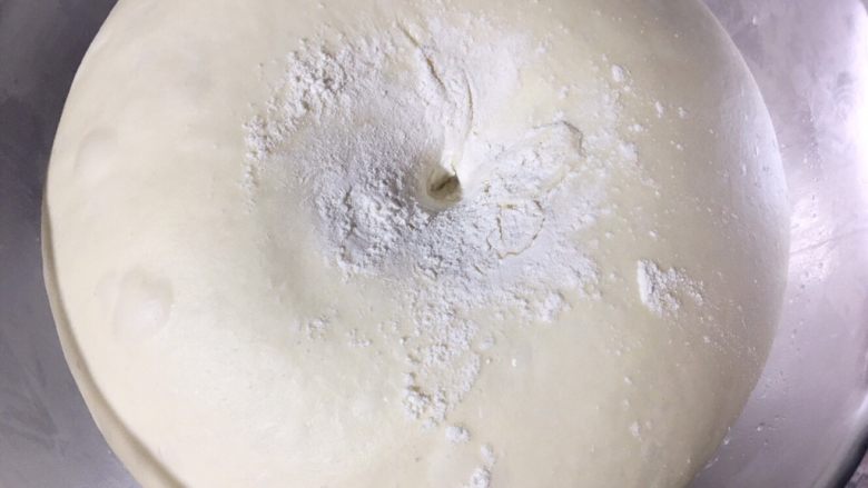 咸蛋黄肉松麻薯面包,面团发酵完成,取出擀压排气、松弛。