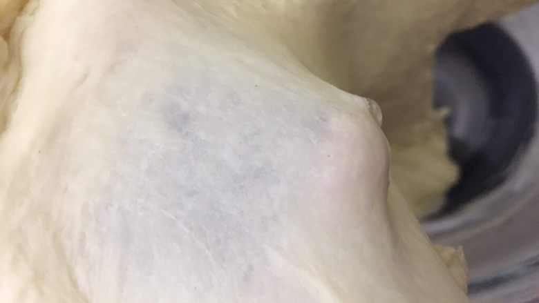 咸蛋黄肉松麻薯面包,再次启动厨师机揉面,至达到完全扩展阶段,即可拉出大片膜。