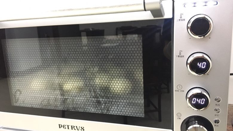 咸蛋黄肉松麻薯面包,全部做好之后,放入烤箱进行二发。(二发用烤箱是相对方便理想的,烤箱下层置入一盘热<a style='color:red;display:inline-block;' href='/shicai/ 156925'><a style='color:red;display:inline-block;' href='/shicai/ 156925'>水</a></a>,烤箱可以开发酵功能,但夏天气温高,烤管就尽量不要设温度了)。