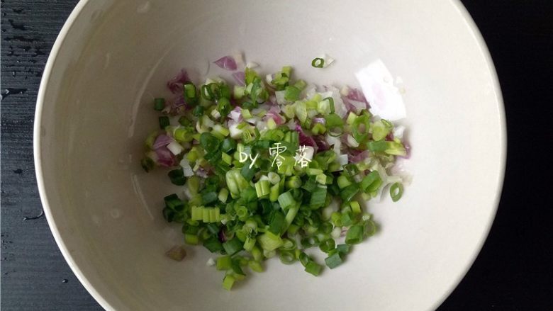 葱香蚕豆,将小葱切碎;