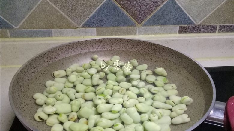 葱香蚕豆,放入蚕豆焯水;
