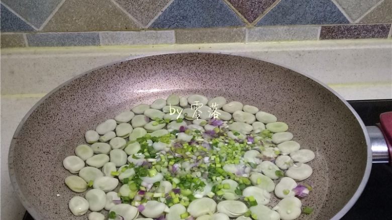 葱香蚕豆,放入葱末,调入适量盐;加盖,开火;