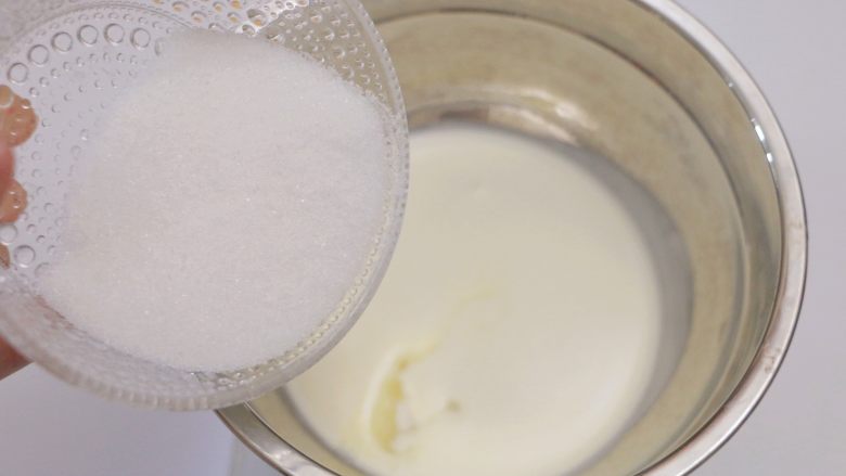 淡奶油戚风蛋糕(后蛋法),加入20g细砂糖,搅拌至细砂糖完全融化