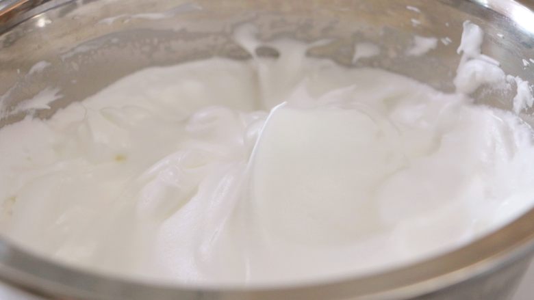 淡奶油戚风蛋糕(后蛋法),将蛋白打发至湿性发泡稍稍过一点即可