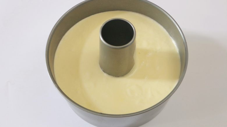 淡奶油戚风蛋糕(后蛋法),在桌上轻嗑一下模具震出气泡