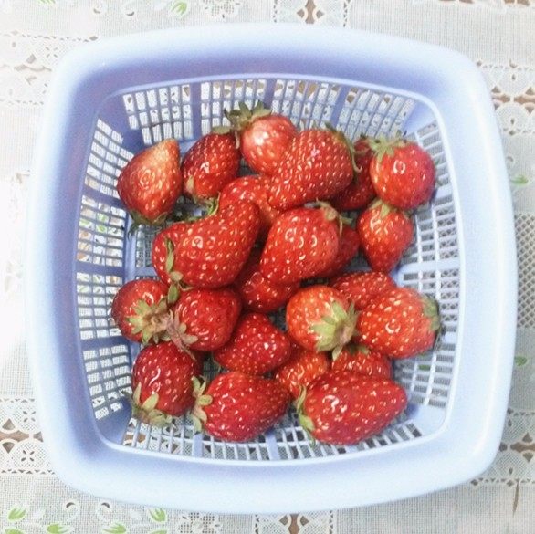 草莓大福,准备好新鲜<a style='color:red;display:inline-block;' href='/shicai/ 592'>草莓</a>,洗净去蒂备用