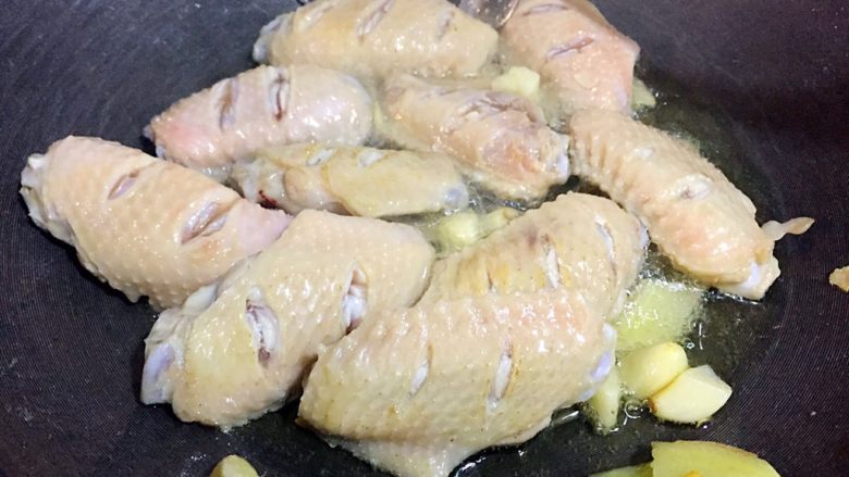 红烧鸡翅,倒入鸡翅翻炒,肉质变色,略黄;
