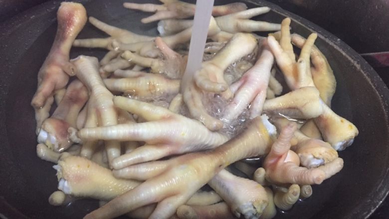 冰糖干菜凤爪,焯好水后,鸡爪清水冲洗干净;