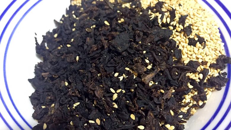 冰糖干菜凤爪,<a style='color:red;display:inline-block;' href='/shicai/ 707'>梅干菜</a>100g,熟芝麻100g;