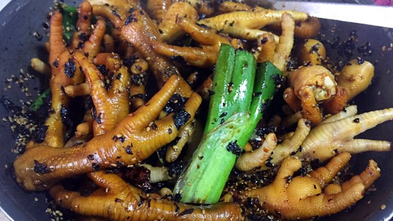 冰糖干菜凤爪,煮开后,改小火煮30分钟,煮的过程中要过几分钟翻下鸡爪,保证所有的鸡爪煮至入味;