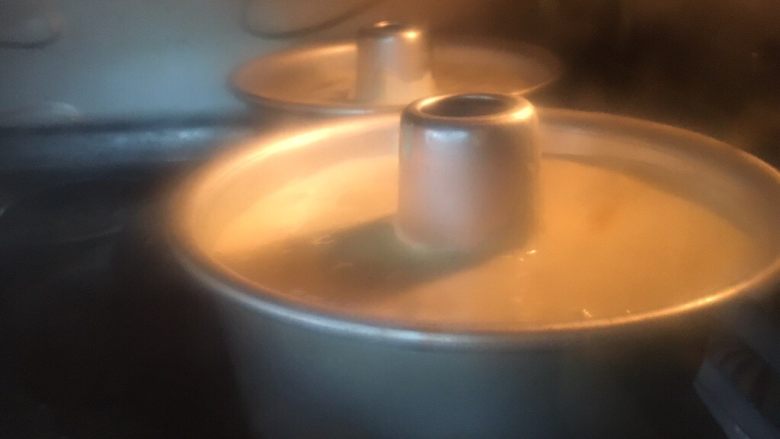 淡奶油香草戚风,烤箱预热170度,烤35分钟