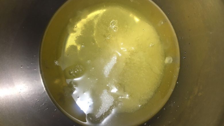 淡奶油香草戚风,蛋白里一次性加入糖、盐(我是有多懒,不想分三次加糖了,呵呵)
