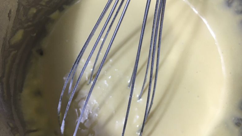 淡奶油香草戚风,搅拌均匀无干粉,成细腻的糊