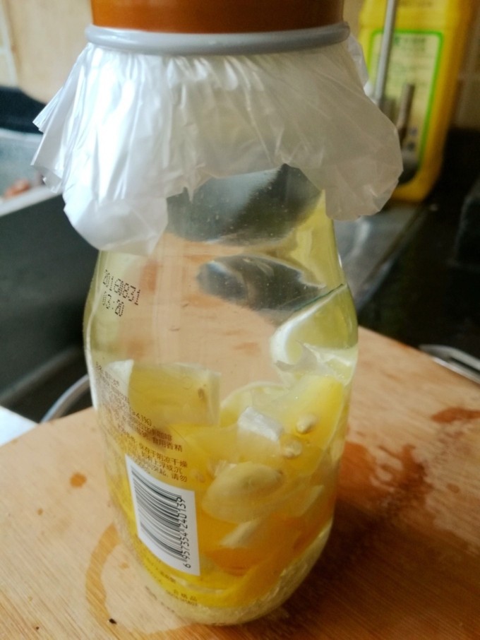 清甜柠檬酒,柠檬果肉切成小块，和表皮一起装入玻璃瓶中，根据个人口味加入<a style='color:red;display:inline-block;' href='/shicai/ 866'>冰糖</a>，倒入<a style='color:red;display:inline-block;' href='/shicai/ 900'>白酒</a>。盖子一定要密封。