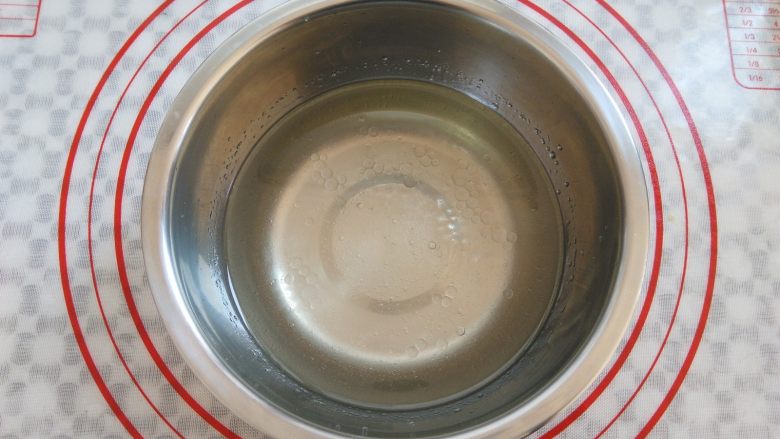 桂花糕,糖水与玉米油搅拌均匀,没有大的油泡泡就可以了