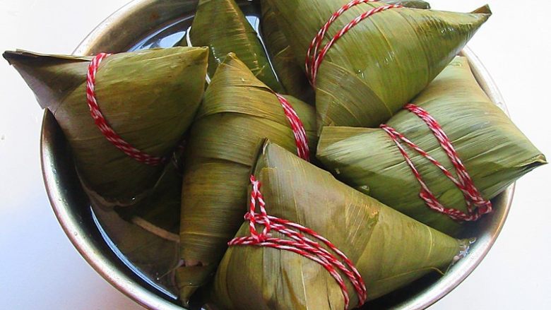 花生腊肠粽,煮好后的粽子先在锅里焖2个小时,再取出放入凉水浸泡,或放入冰箱保存