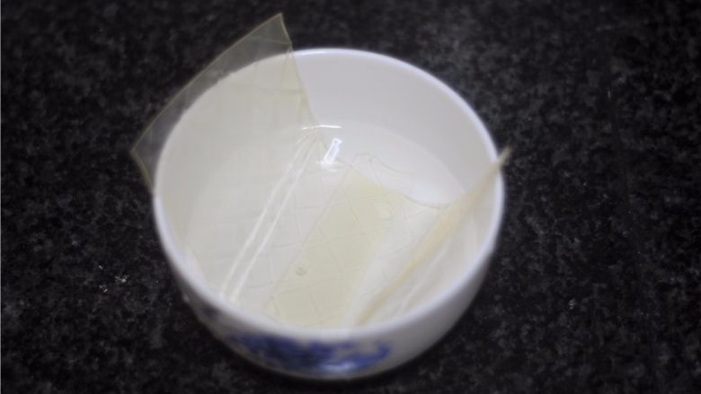 三色小慕斯,吉利丁片放入冷水里泡软
