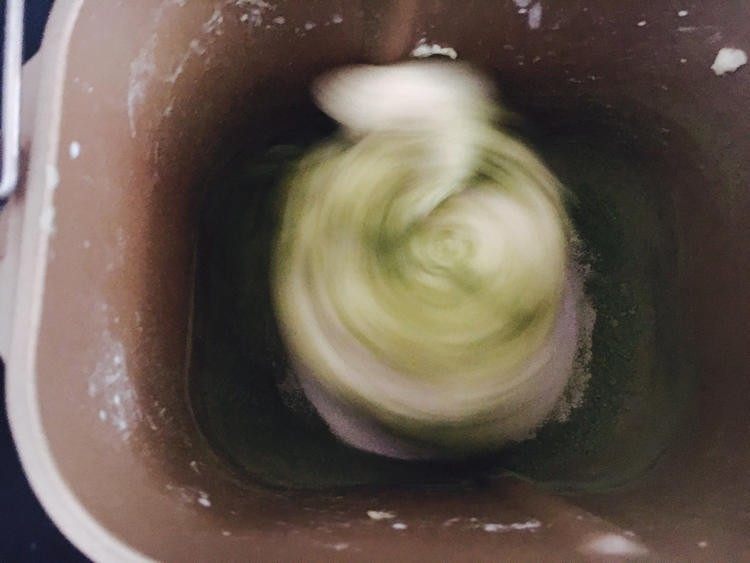 懒蛋蛋挤挤包,10分钟后取60g面团加入南瓜粉,剩下加入菠菜粉继续启动和面5分钟