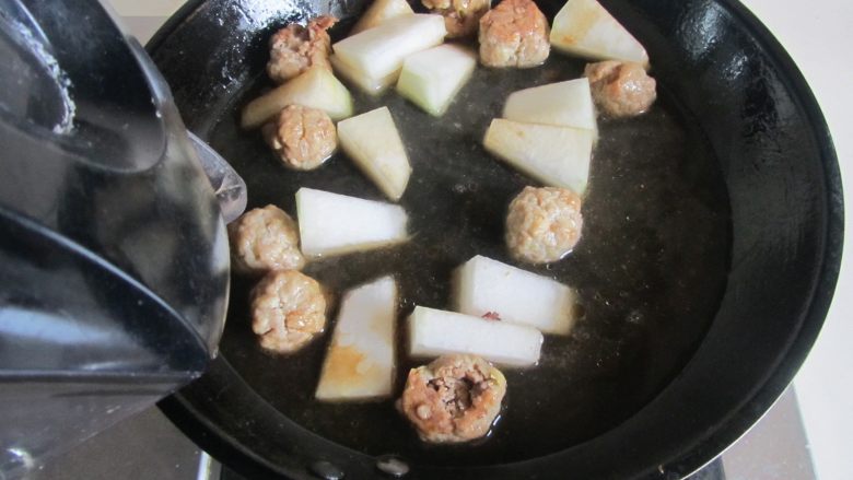 杂蔬冬瓜烧土豆丸,加入少许的生抽和适量的水炖煮;