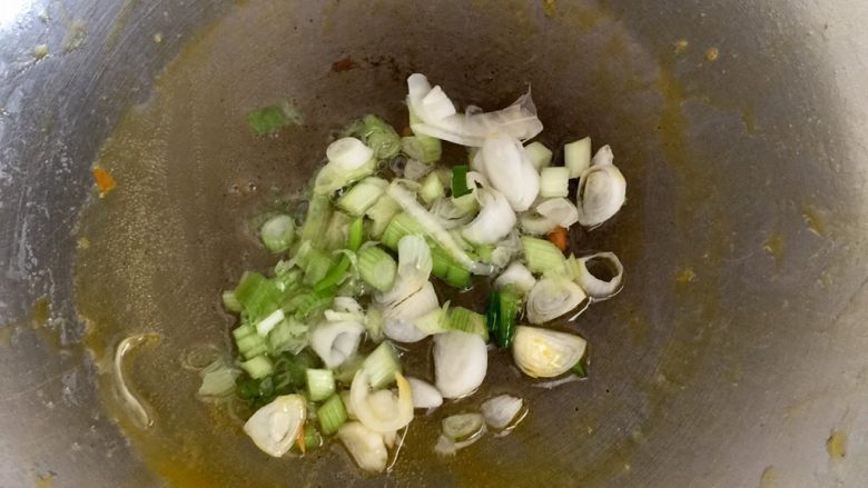 椒盐虾仁炒米粉,锅里添点油,热油下葱白,炒至葱白变黄