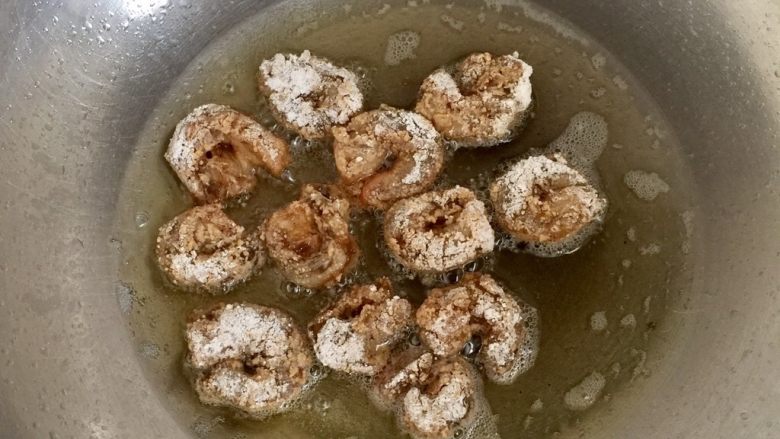 椒盐虾仁炒米粉,热锅下油,中火炸虾至两面发黄