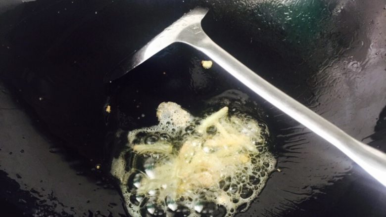 简单好吃的番茄鸡蛋凉面,鸡蛋装盘备用,刚才煎蛋的油里放姜,炒热
