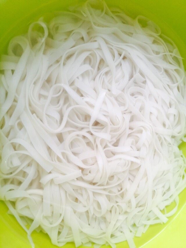 简单好吃的番茄鸡蛋凉面,倒入准备好的冷开水中过水,也可以加入冰块在冷开水中