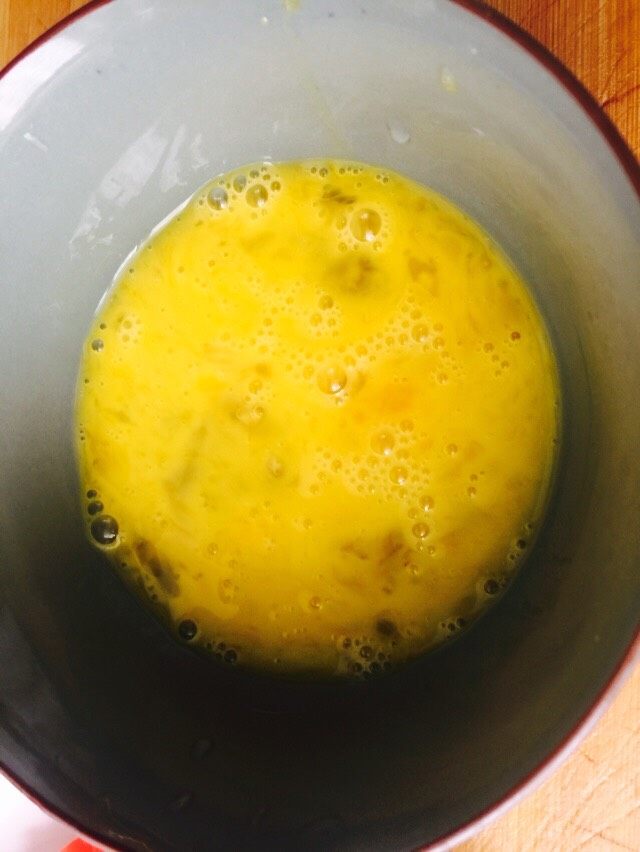 简单好吃的番茄鸡蛋凉面,鸡蛋打入碗里,加少许盐,拌匀